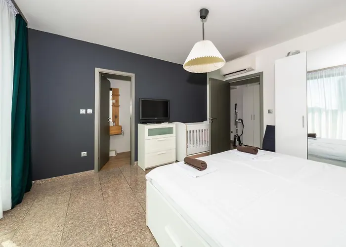 Vertigo Modern 2-bedroom With Parking & Vitosha View Апартаменты *